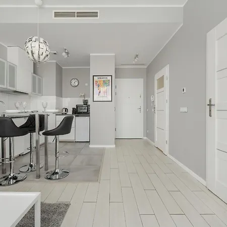 Apartment Center Close To The Market And Park With Parking & Air Conditioning By Renters Prestige