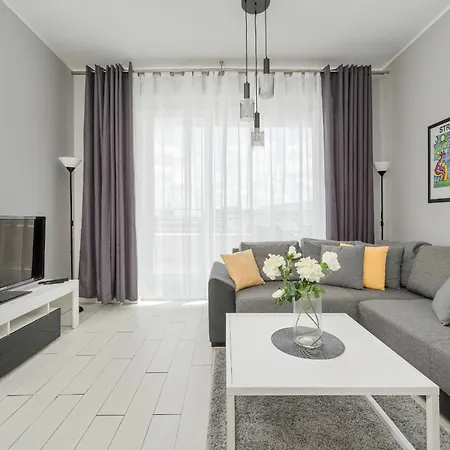 Apartment Center Close To The Market And Park With Parking & Air Conditioning By Renters Prestige *