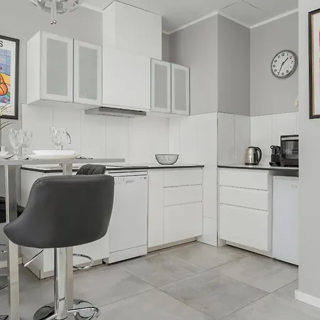 Center Close To The Market And Park With Parking & Air Conditioning By Renters Prestige Apartment